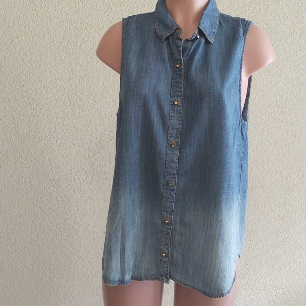 NWT FOREVER 21 Denim sleeveless shirt SZ L